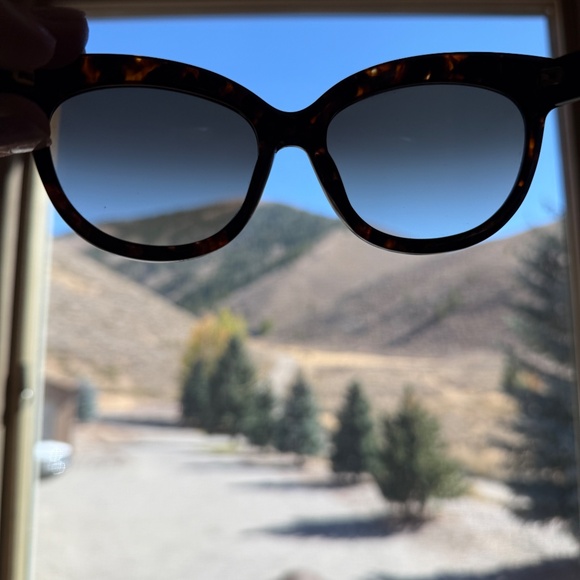 SALVATORE FERRAGAMO SUNGLASSES TORTOISE SHELL AMBER LENS SF675S 214 CLASSIC - Picture 5 of 11